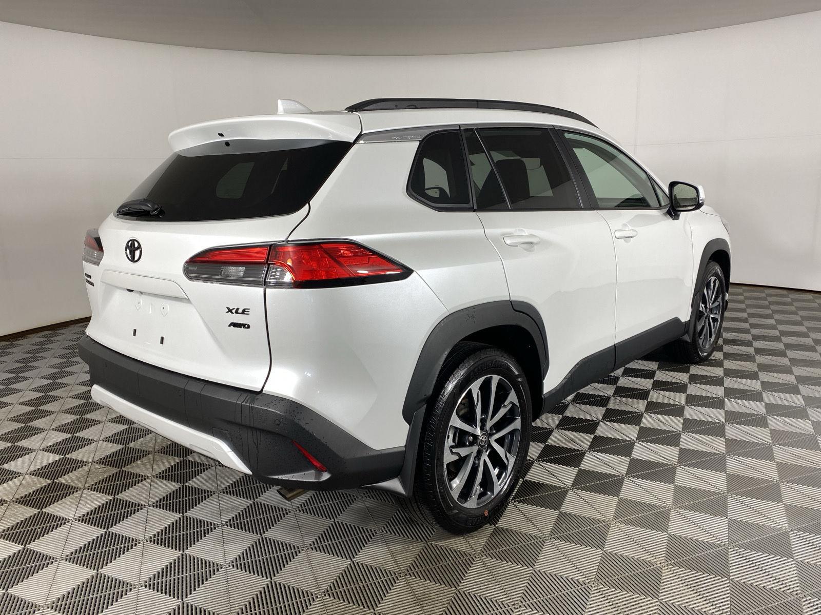 Used 2024 Wind Chill Pearl Toyota XLE image 7
