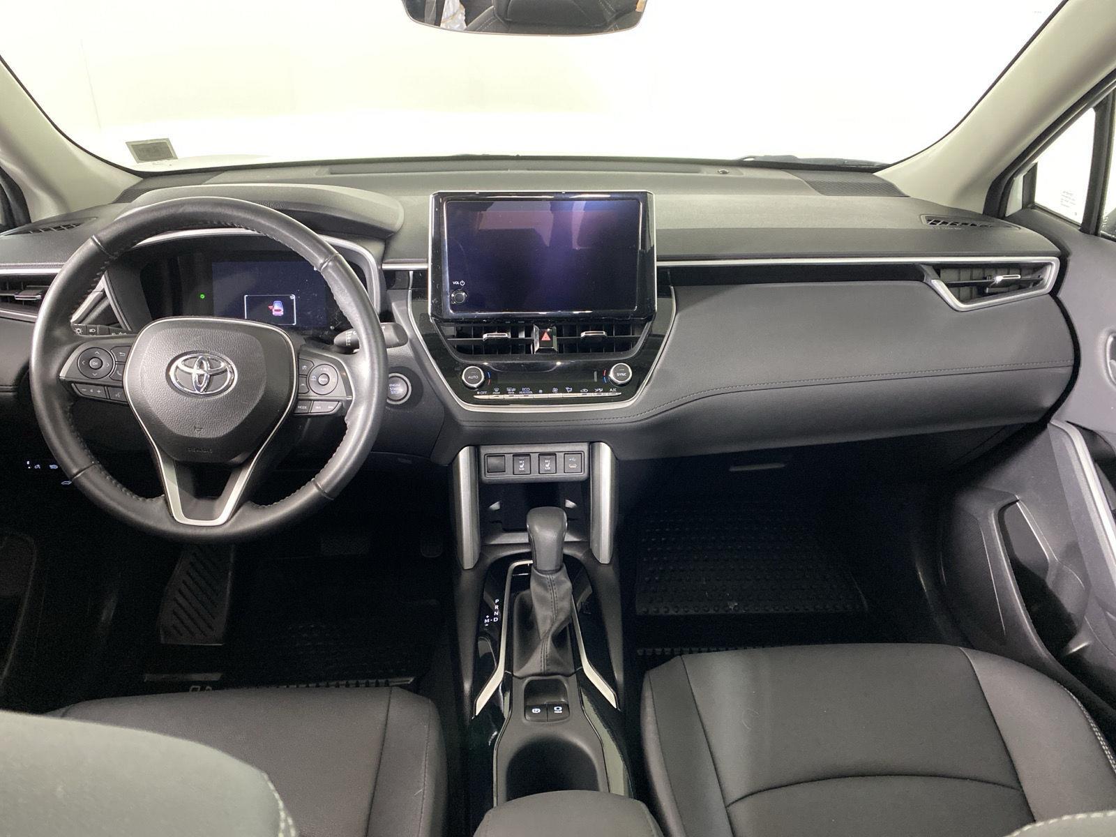 Used 2024 Wind Chill Pearl Toyota XLE image 25