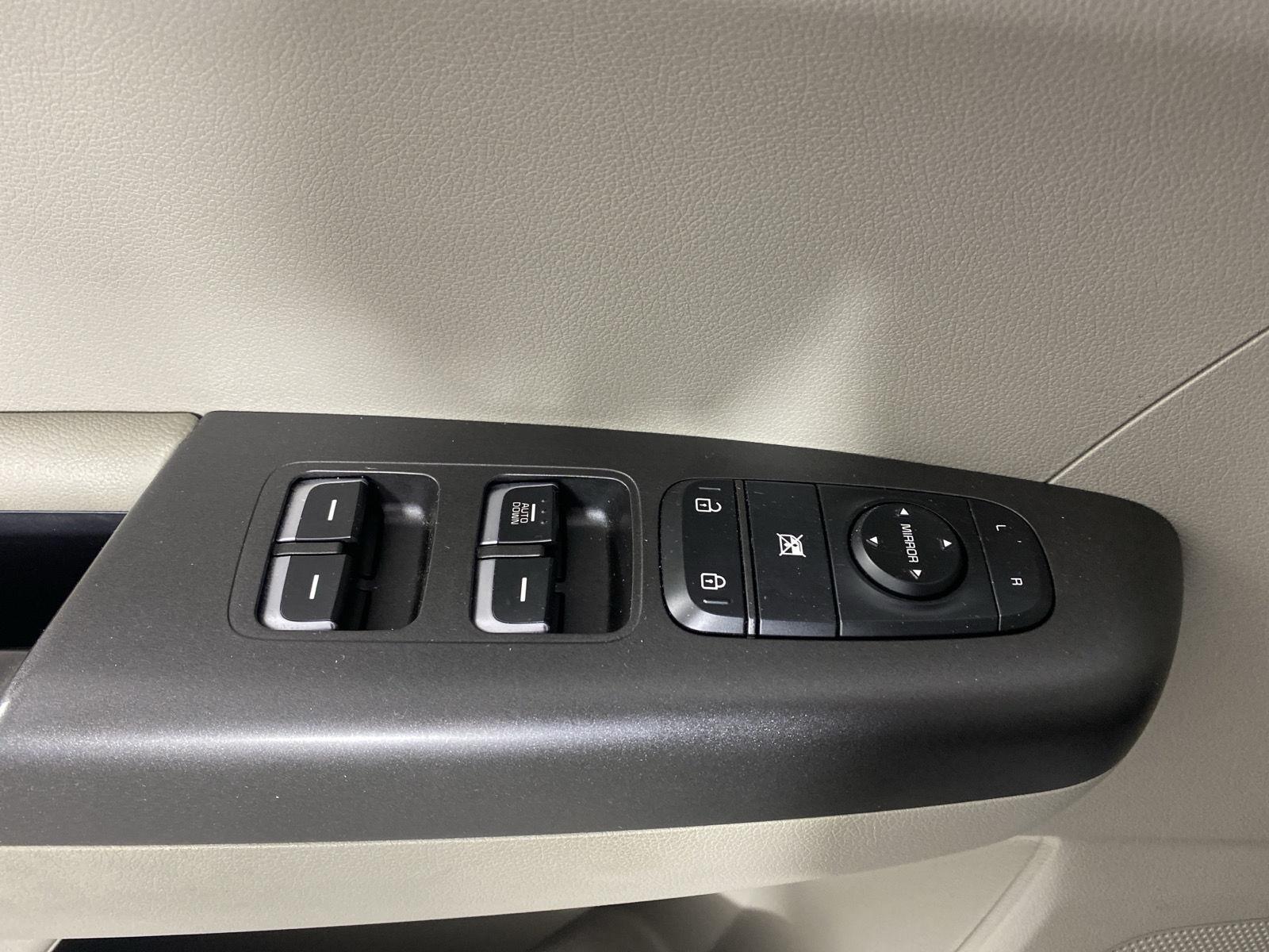 Used 2019 Sparkling Silver Kia LX image 12