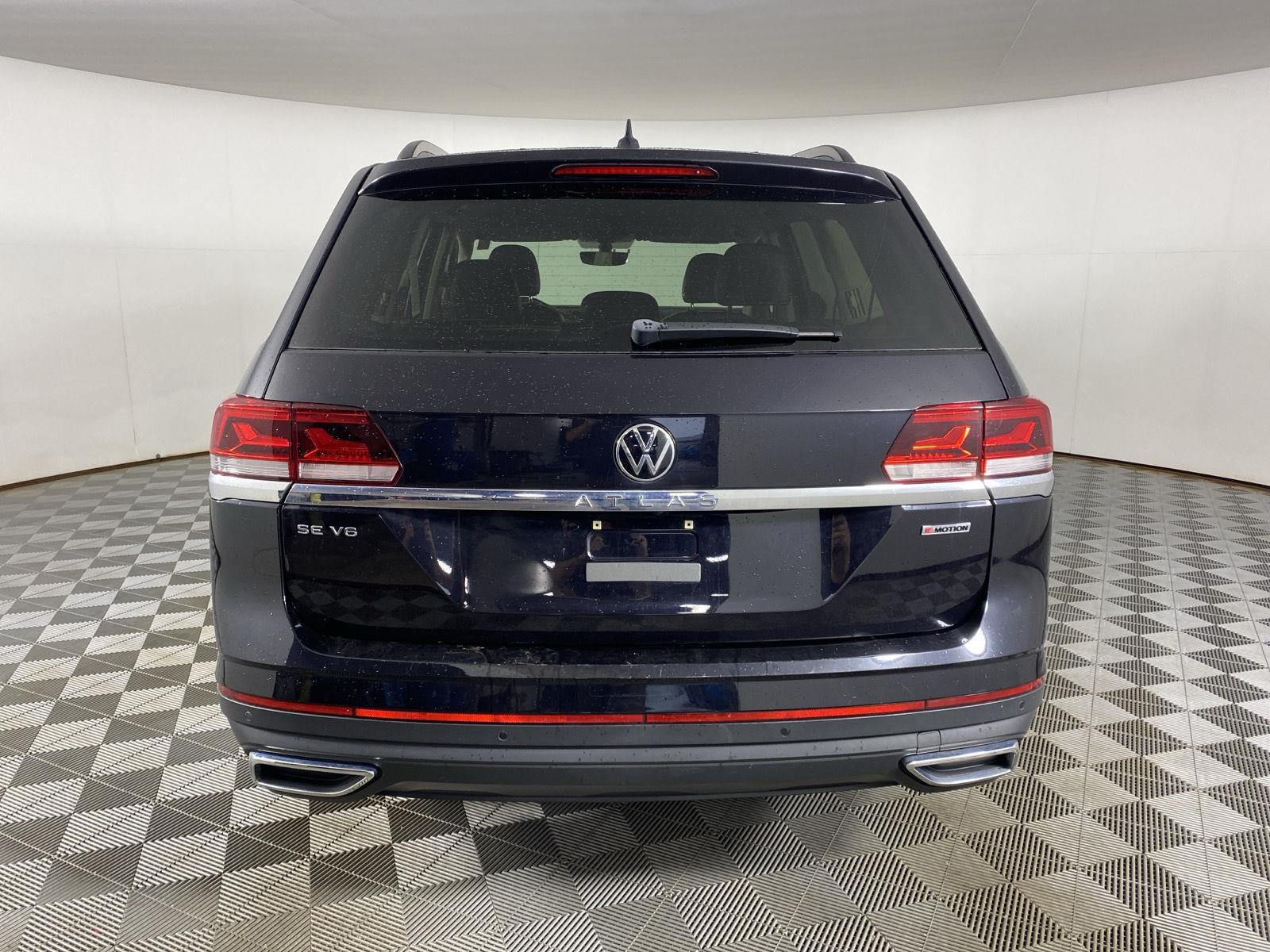 Used 2021 Deep Black Pearl Volkswagen 3.6L V6 SE w/Technology image 6