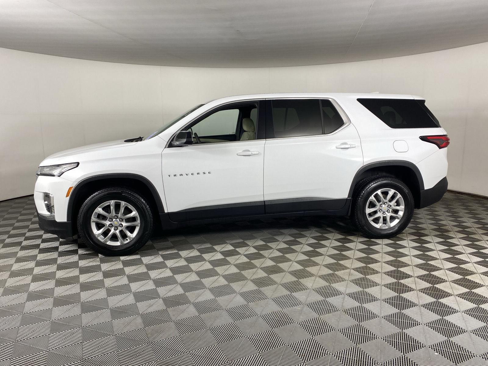 Used 2023 Wh Chevrolet  image 4