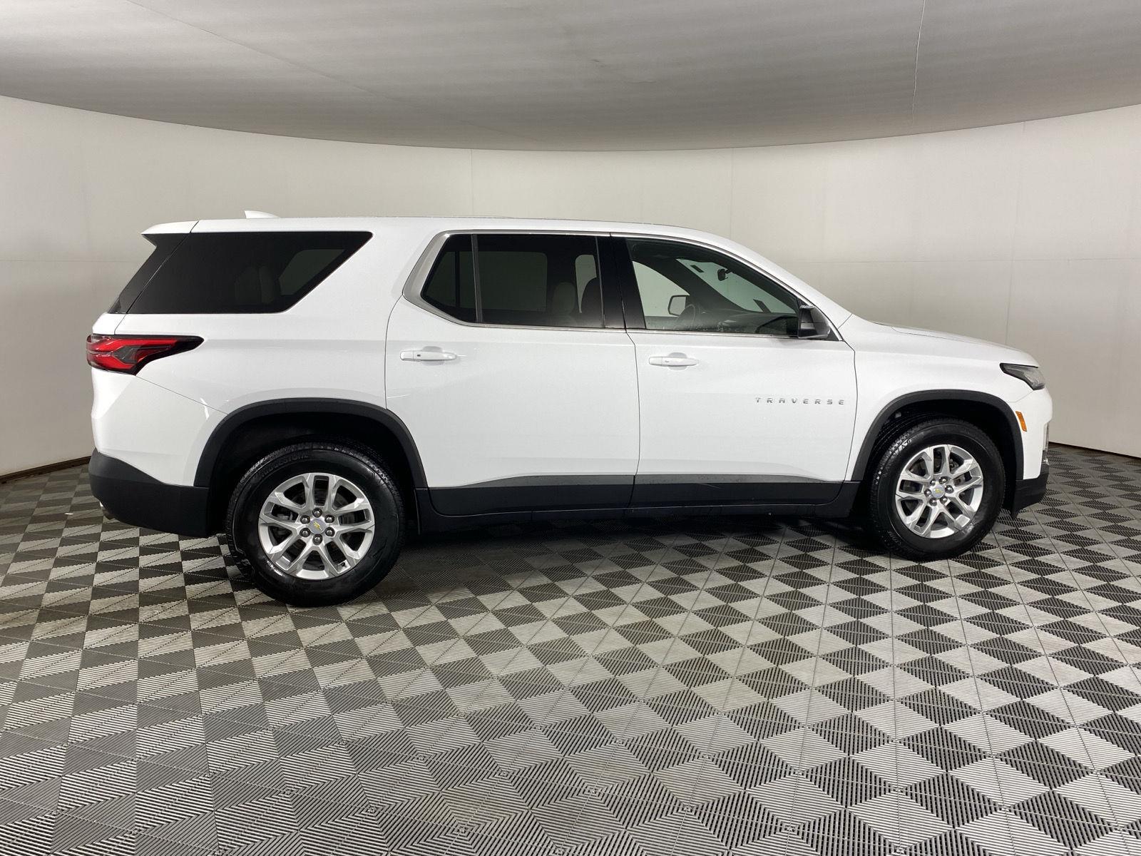 Used 2023 Wh Chevrolet  image 8