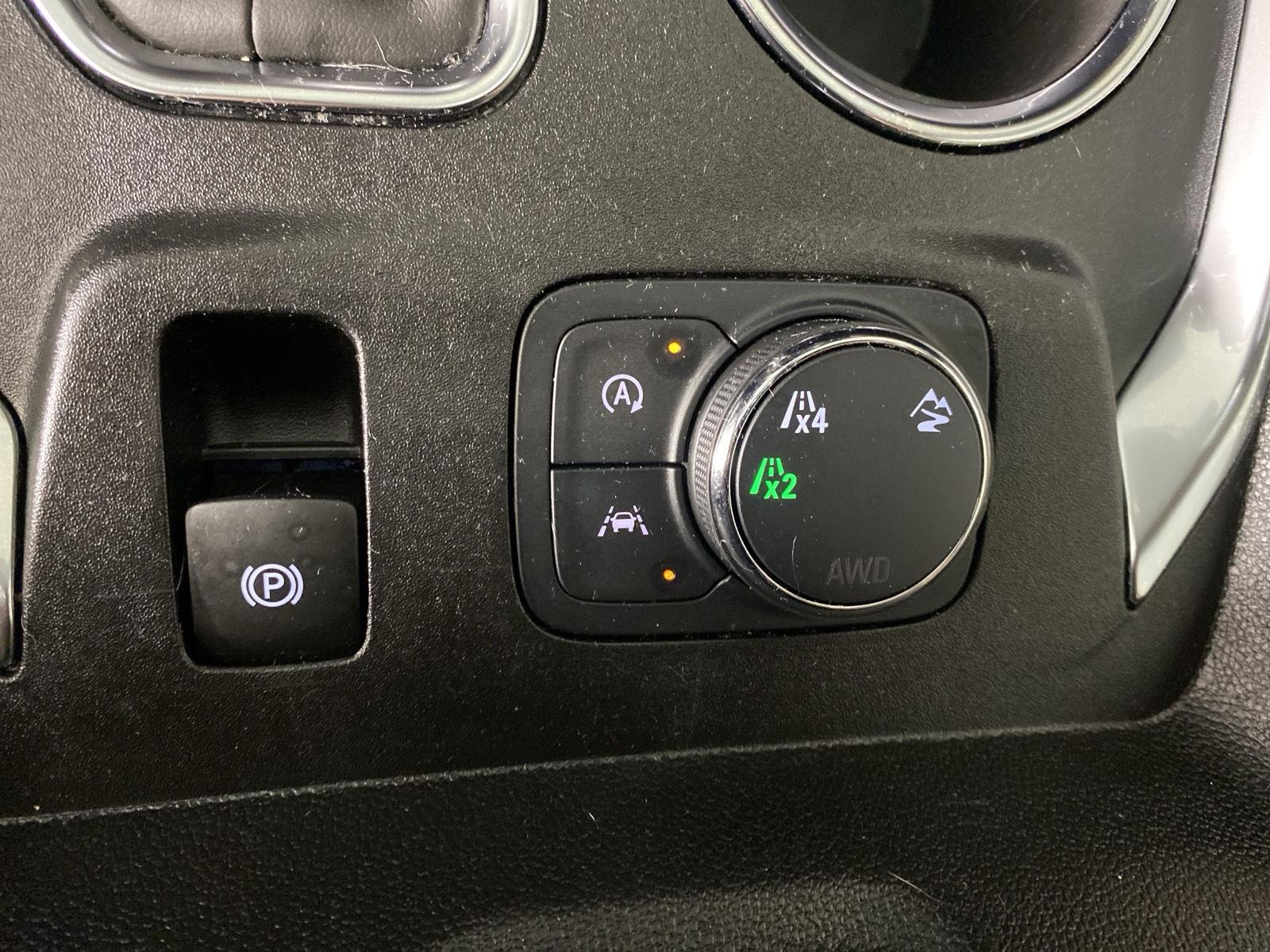 Used 2023 Wh Chevrolet  image 19