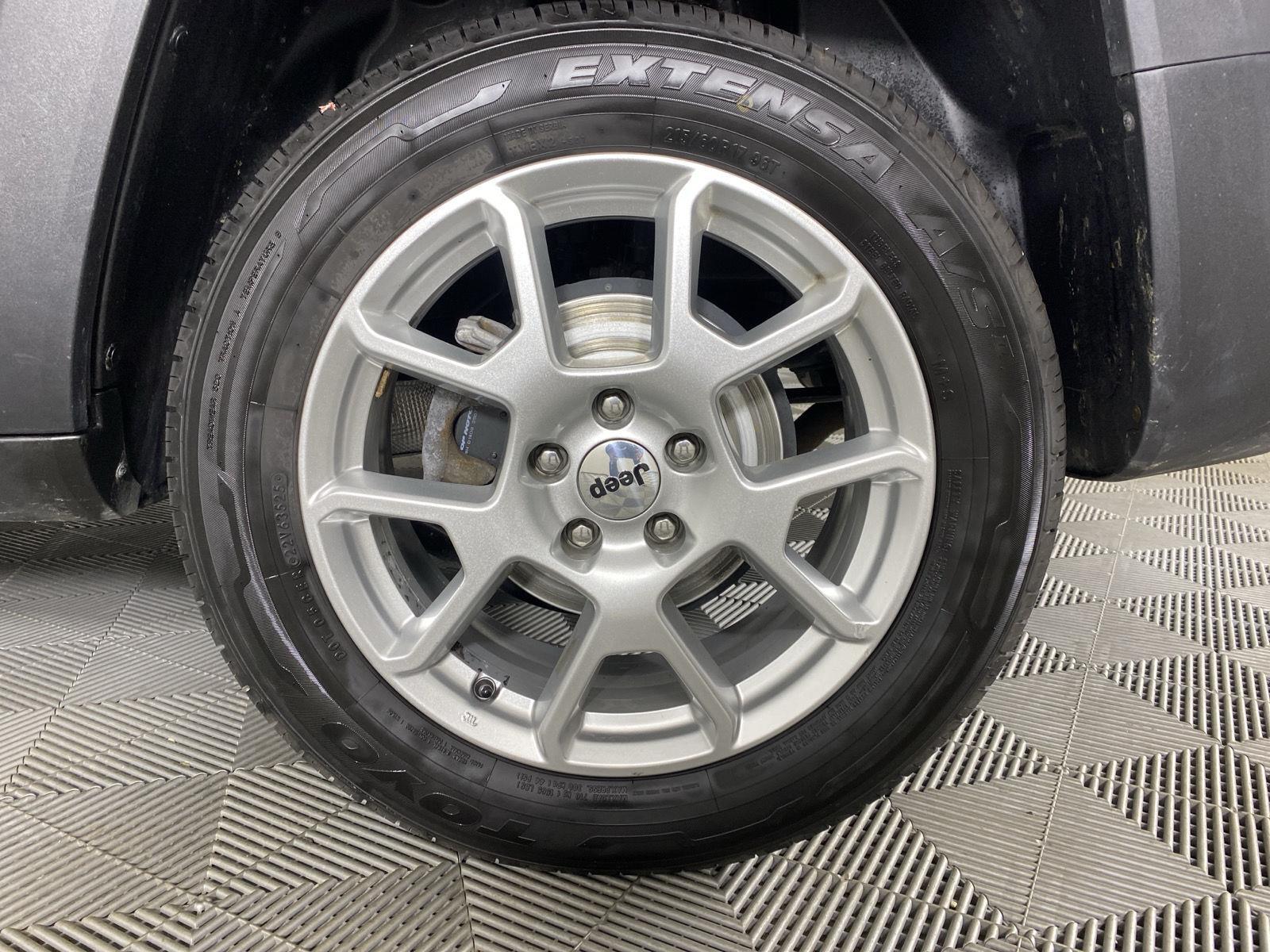Used 2022 Graphite Gray Jeep Latitude image 9