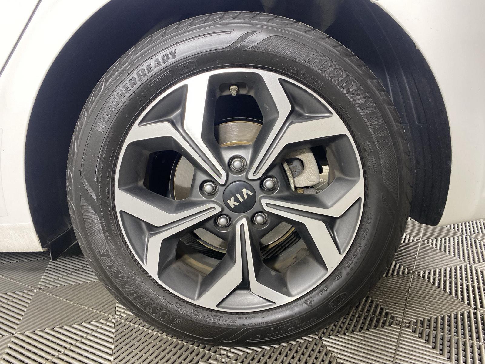 Used 2020 Clear White Kia LXS image 9