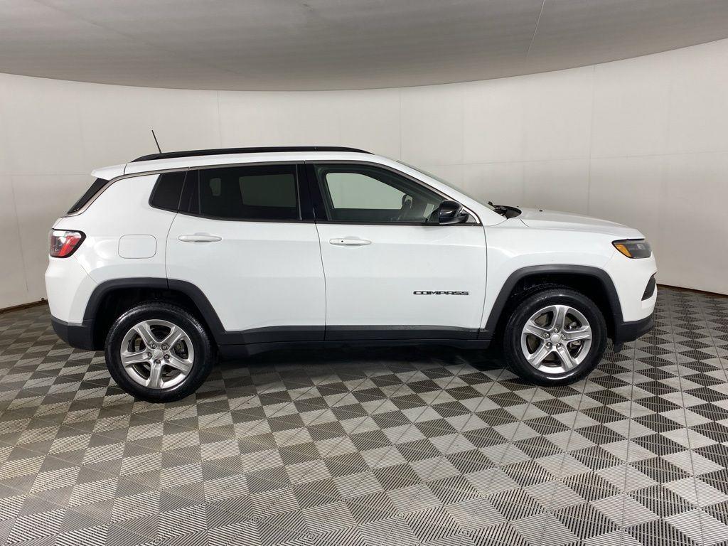 Used 2023 Bright White Clearcoat Jeep Latitude image 7