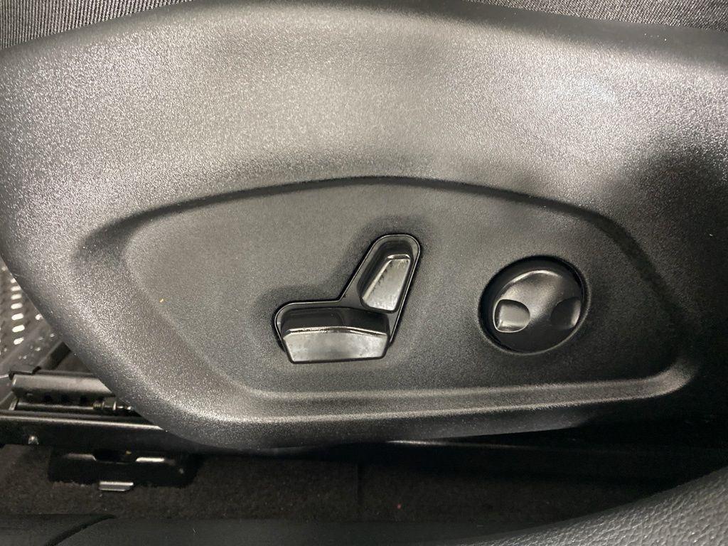 Used 2023 Bright White Clearcoat Jeep Latitude image 9