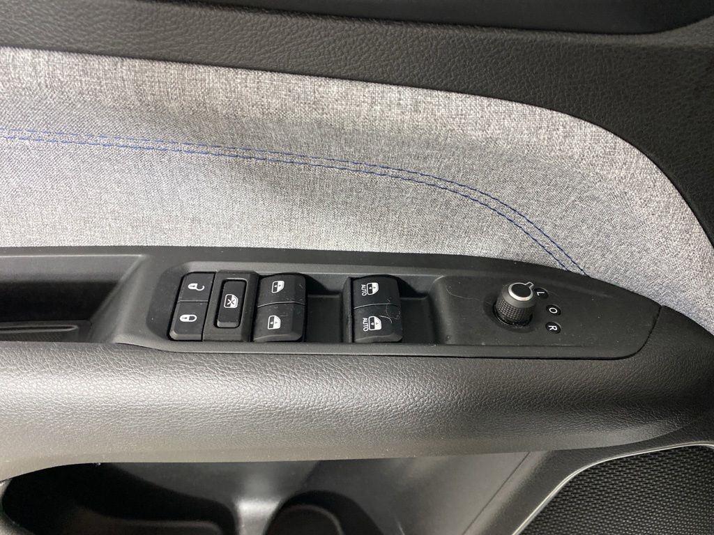 Used 2023 Bright White Clearcoat Jeep Latitude image 10