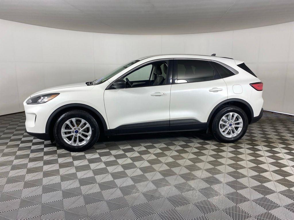 Used 2022 White Metallic Ford SE image 3