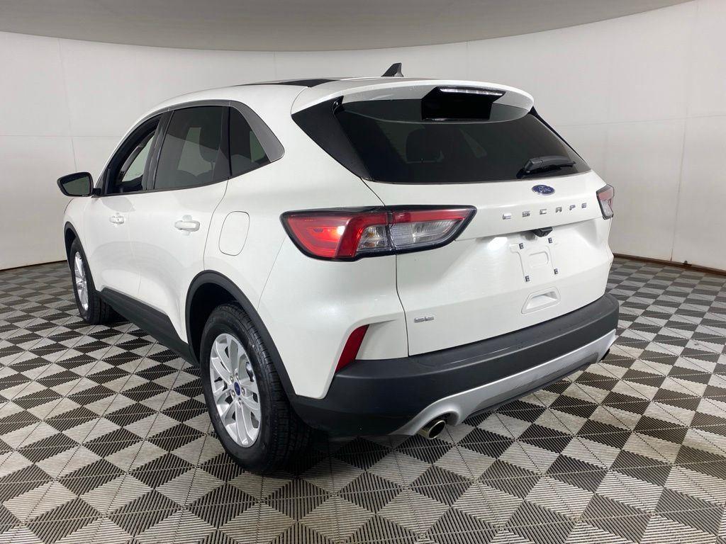Used 2022 White Metallic Ford SE image 4