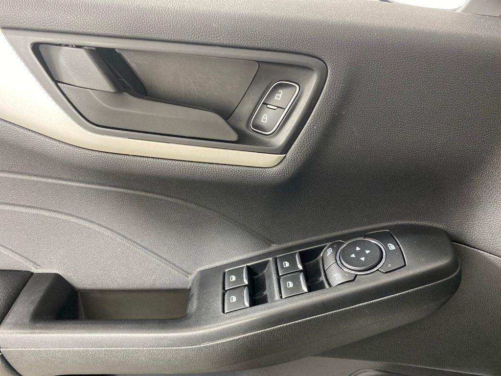Used 2022 White Metallic Ford SE image 10