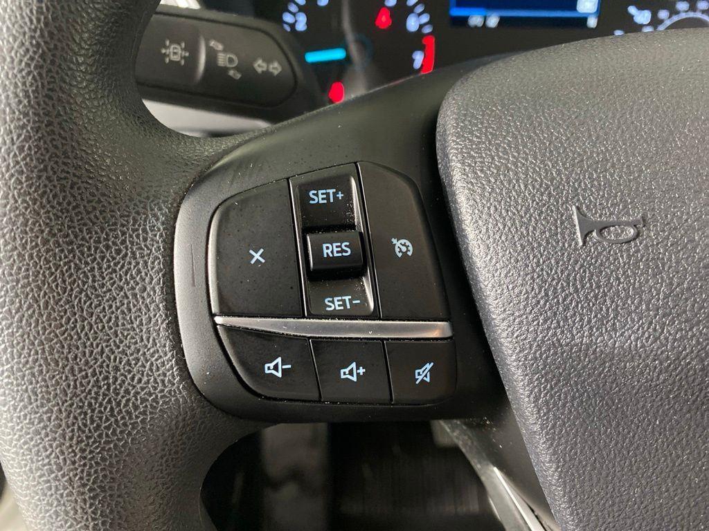 Used 2022 White Metallic Ford SE image 13