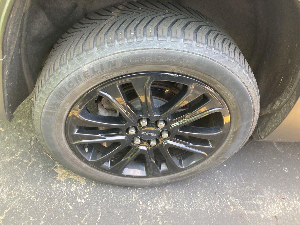 Used 2022 Ebony Twilight Metallic GMC SLE image 7