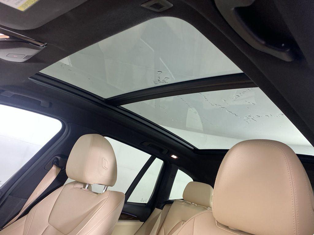 Used 2021 White Metallic BMW xDrive30i image 24