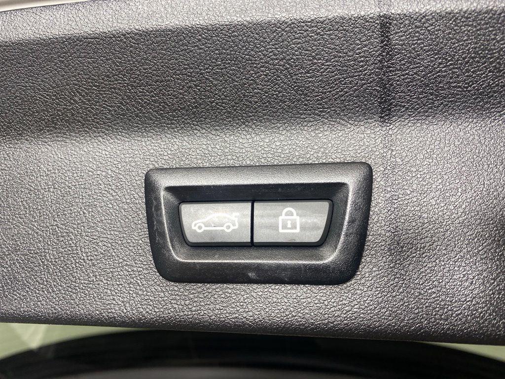 Used 2021 White Metallic BMW xDrive30i image 28