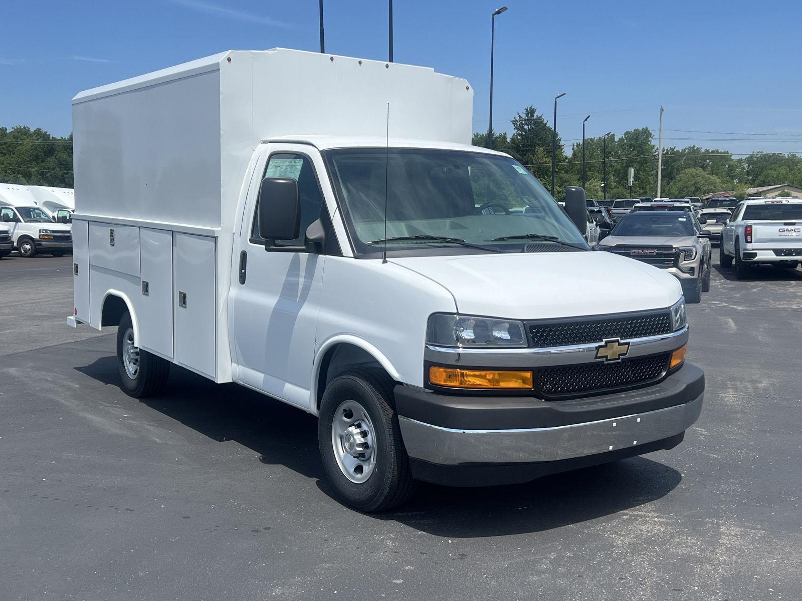Summit White 2026 Chevrolet Express Chassis Van Rear-Wheel Drive 8-Speed Automatic