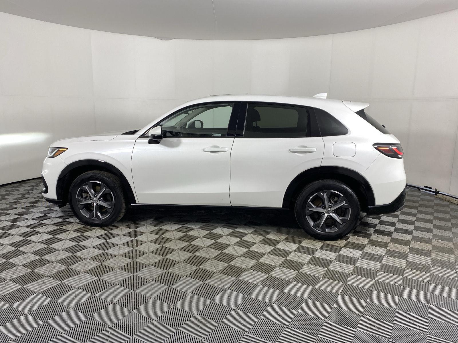 Certified Used 2024 Platinum White Pearl Honda EX-L image 4