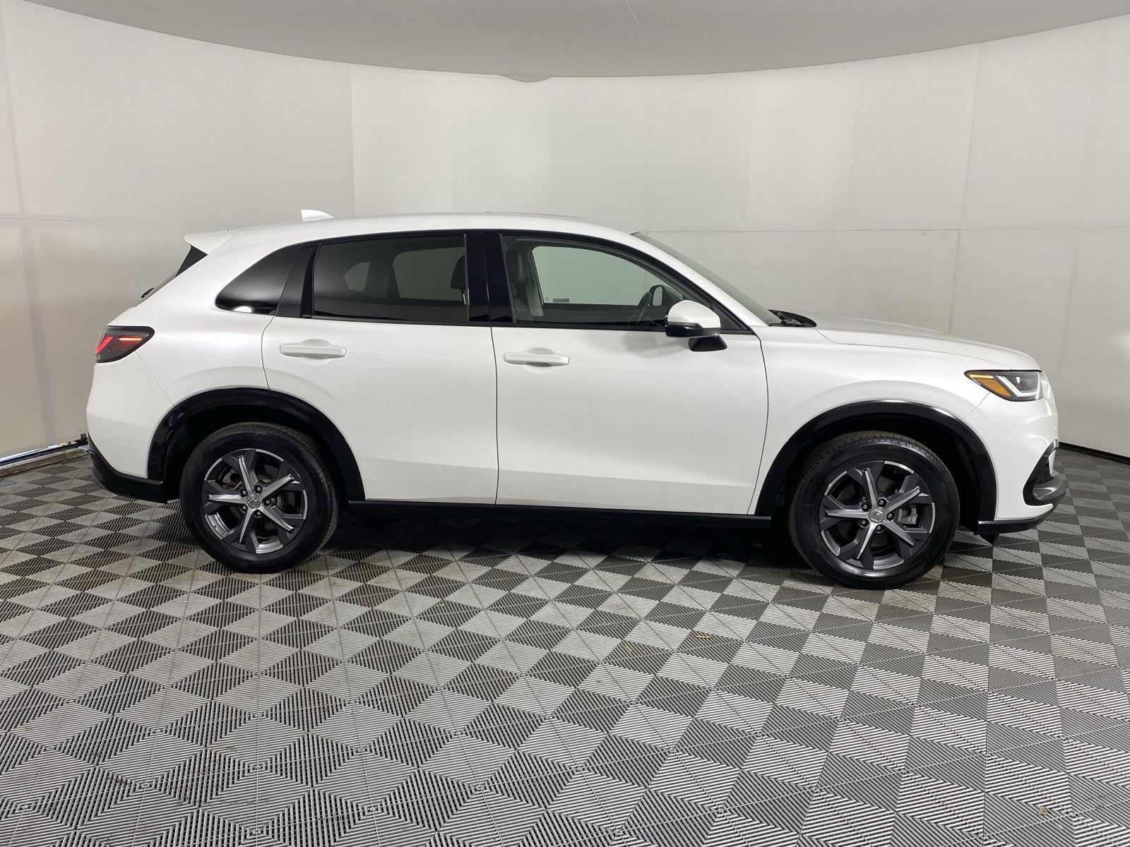 Certified Used 2024 Platinum White Pearl Honda EX-L image 9