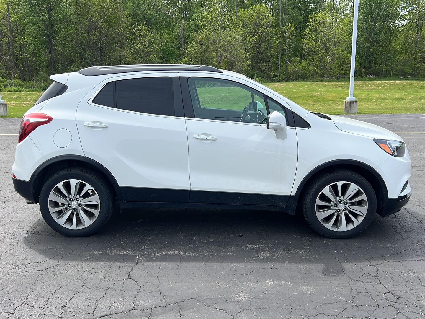 Used 2019 Summit White Buick Preferred image 9