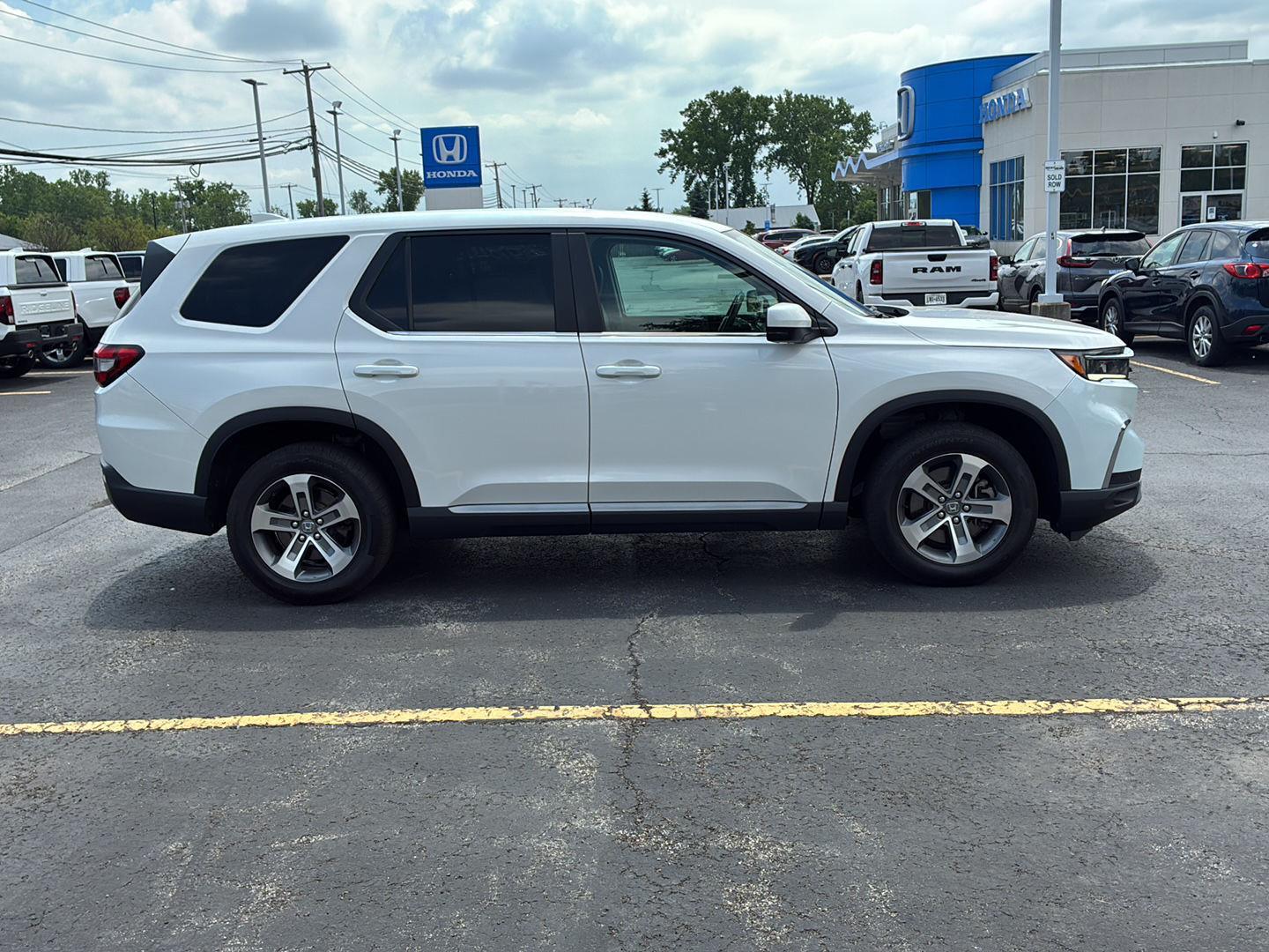 Used 2023 Platinum White Pearl Honda EX-L image 18