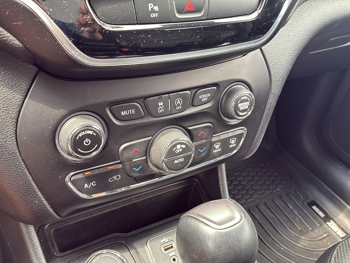 Used 2019 Bright White Clearcoat Jeep Limited image 4