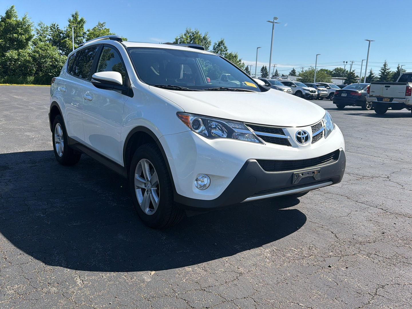 Used 2013 Super White Toyota XLE image 3