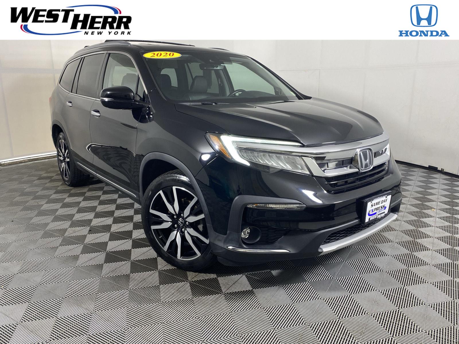 2020 Honda Pilot Touring AWD with Rear Captain's Chairs
