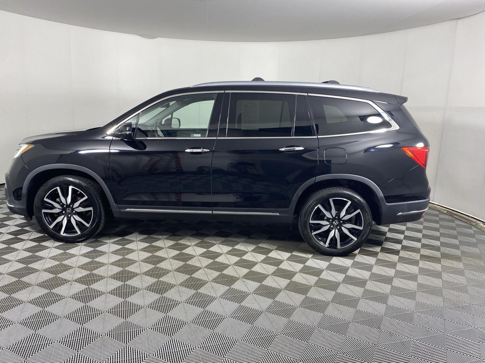 Used 2020 Crystal Black Pearl Honda Touring w/Rear Captain