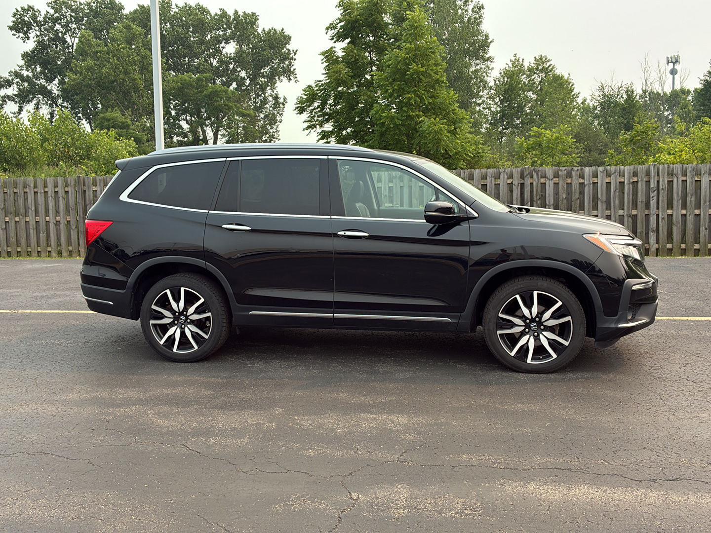 Used 2022 Crystal Black Pearl Honda Touring w/Rear Captain