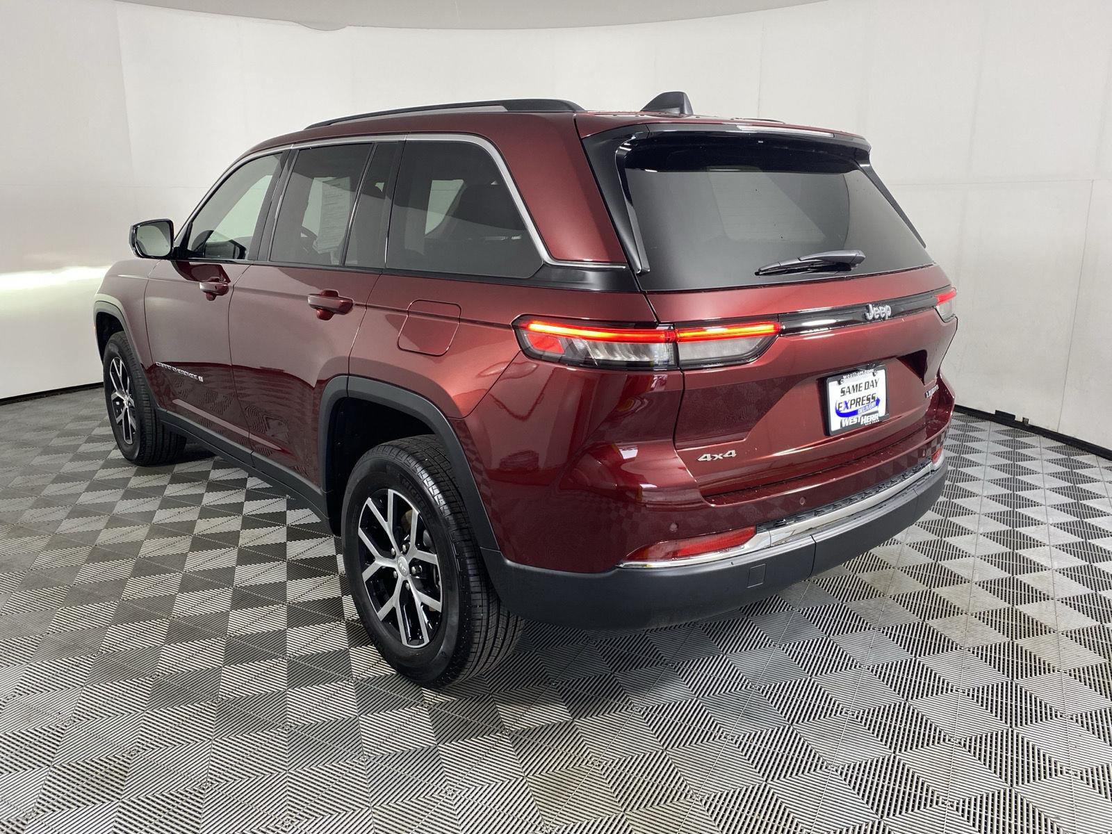 Used 2023  Jeep  image 5