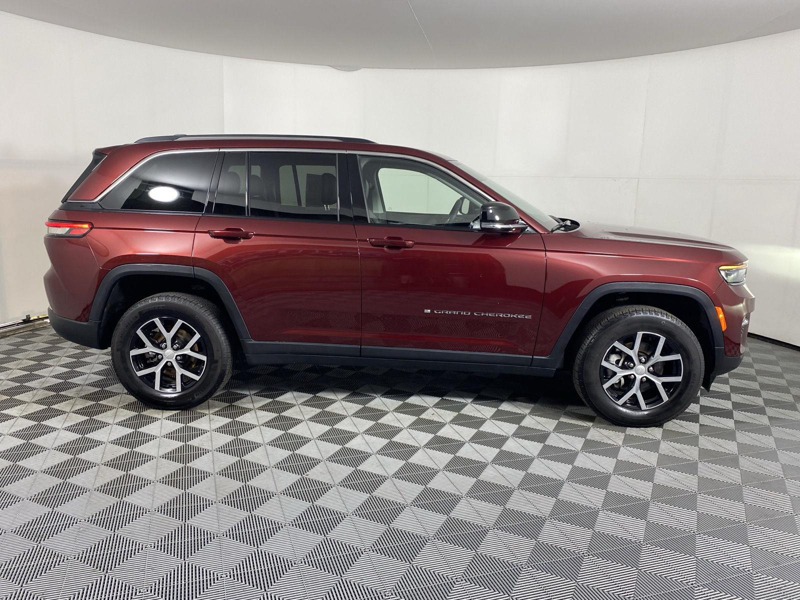 Used 2023  Jeep  image 10