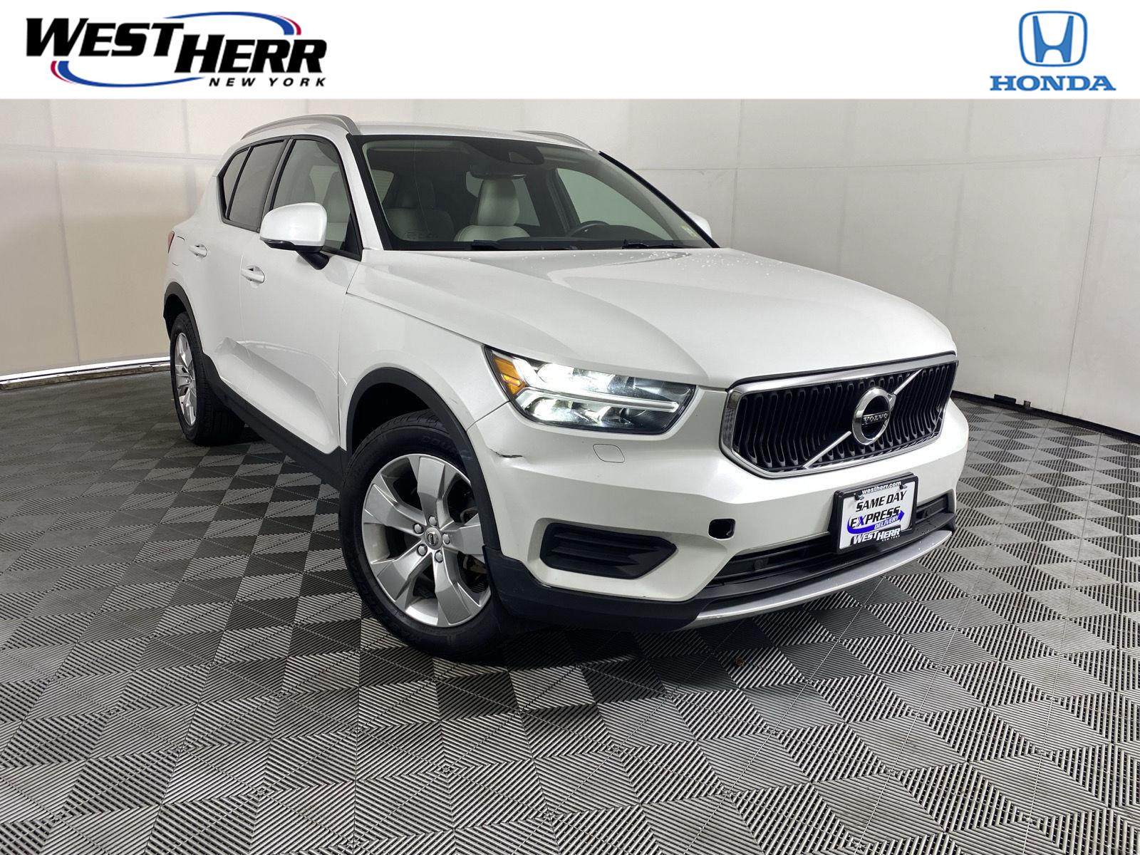  2022 Volvo XC40 T5 Momentum AWD   