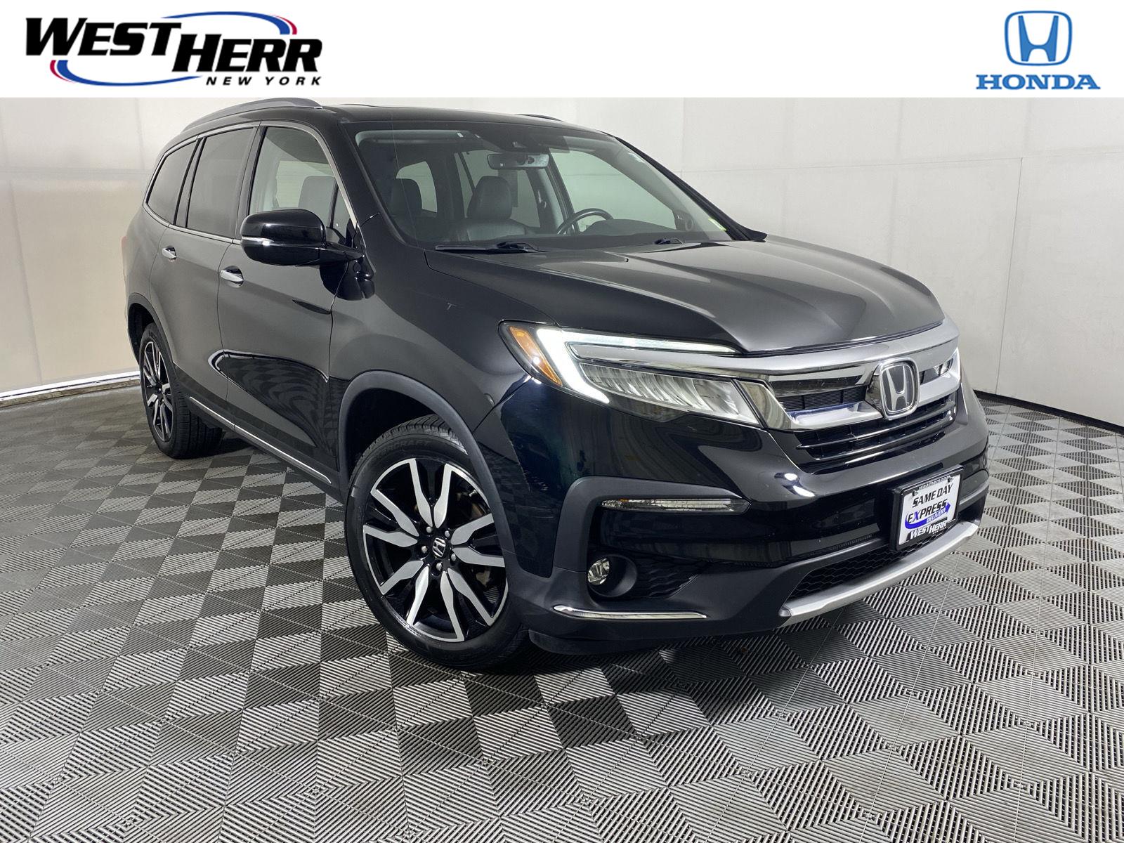 2022 Honda Pilot Touring w/Rear Captain's Chairs