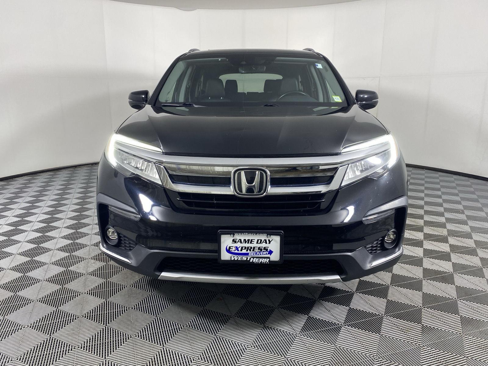 Pre-Owned 2022 Honda Pilot Touring w/Rear Captain's Chairs Sport