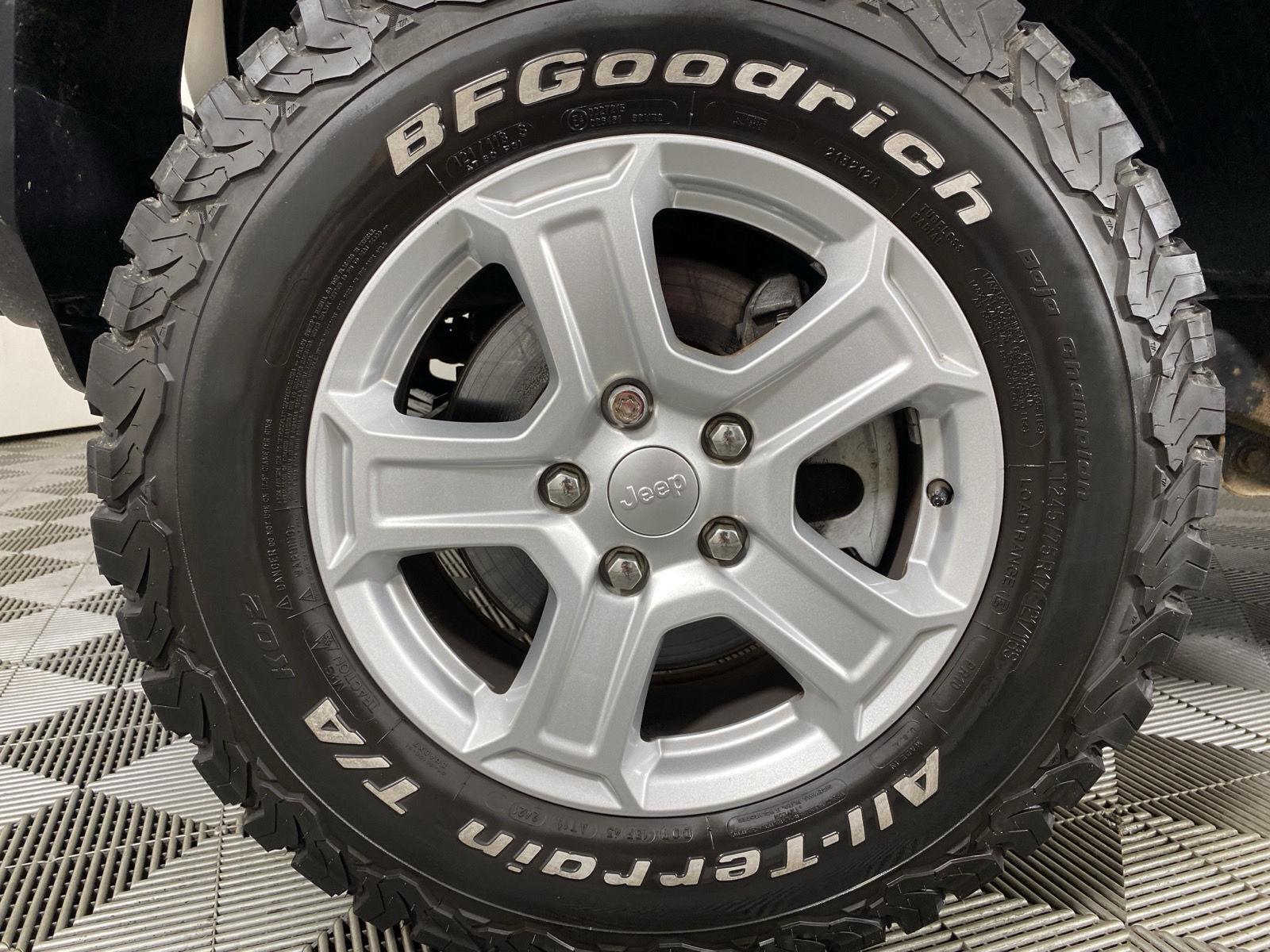 Used 2018 Bright White Clearcoat Jeep Sport S image 11