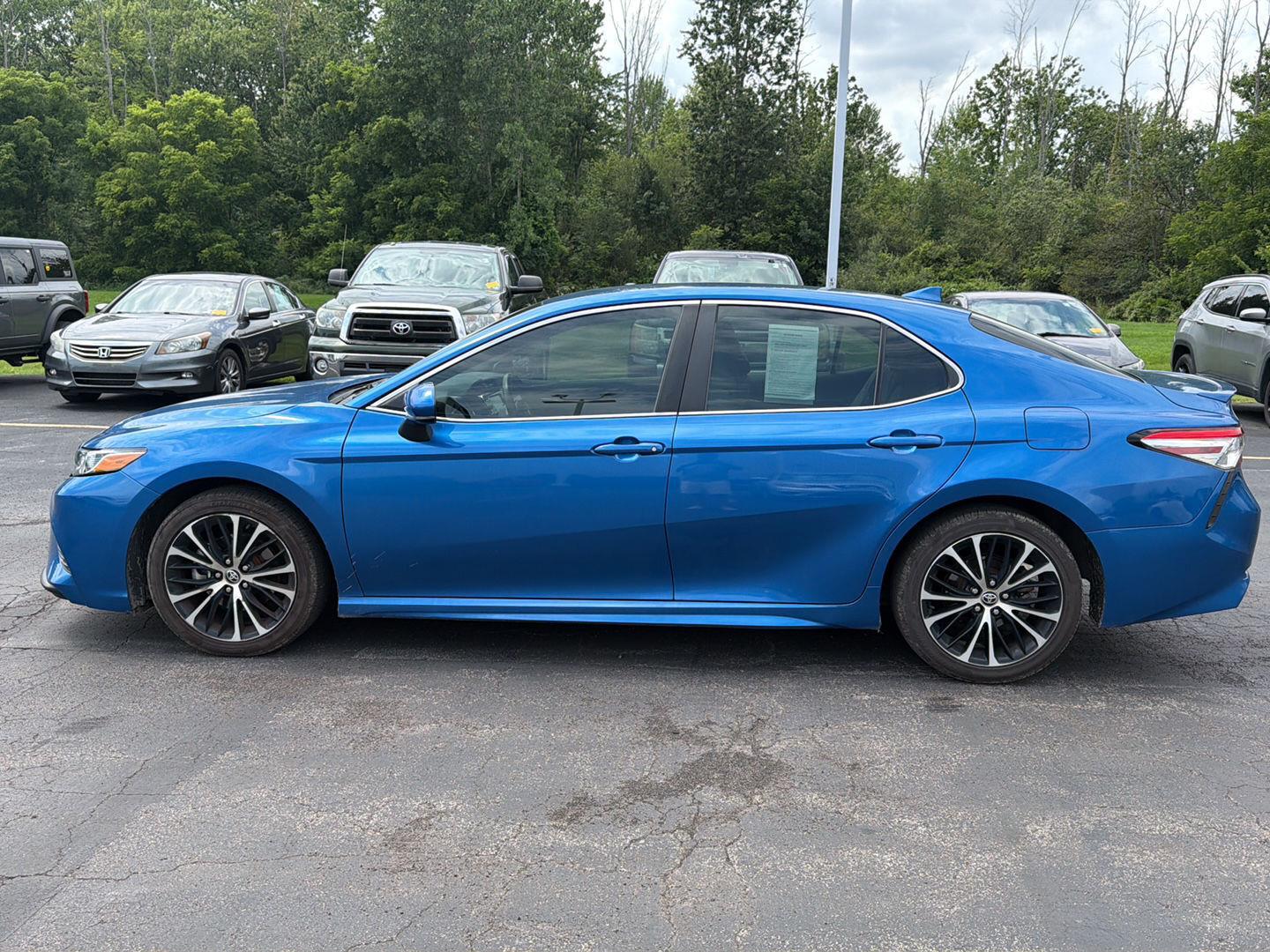 Used 2020 Blue Streak Metallic Toyota SE image 9