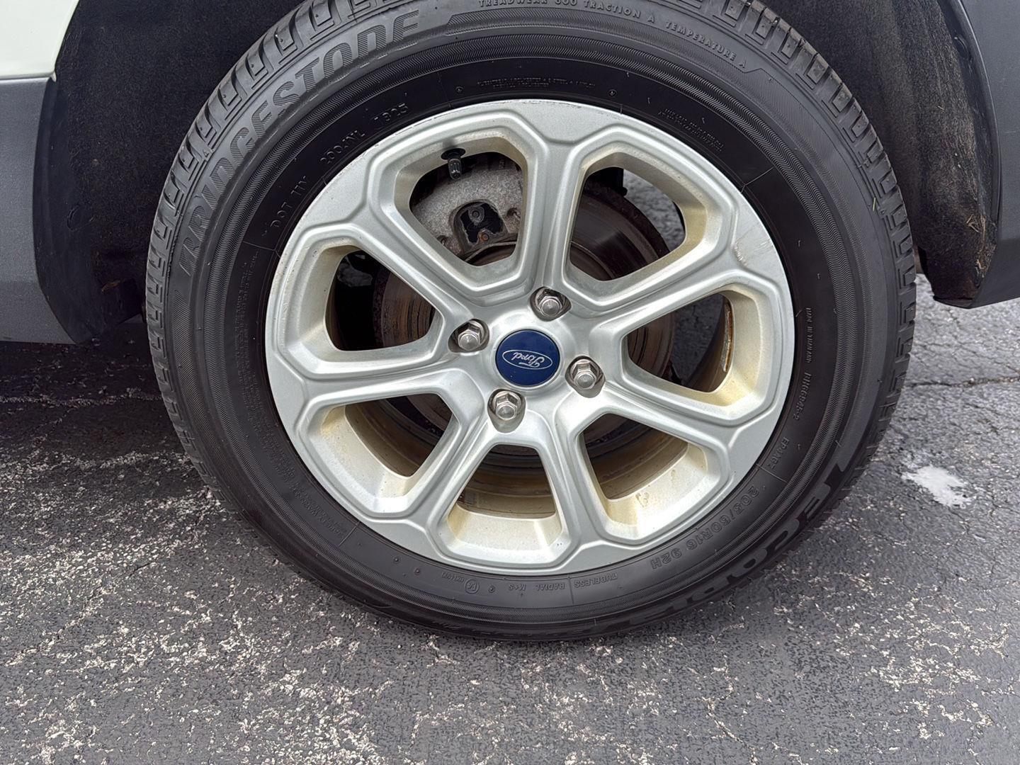 Used 2019 Diamond White Ford SE image 21