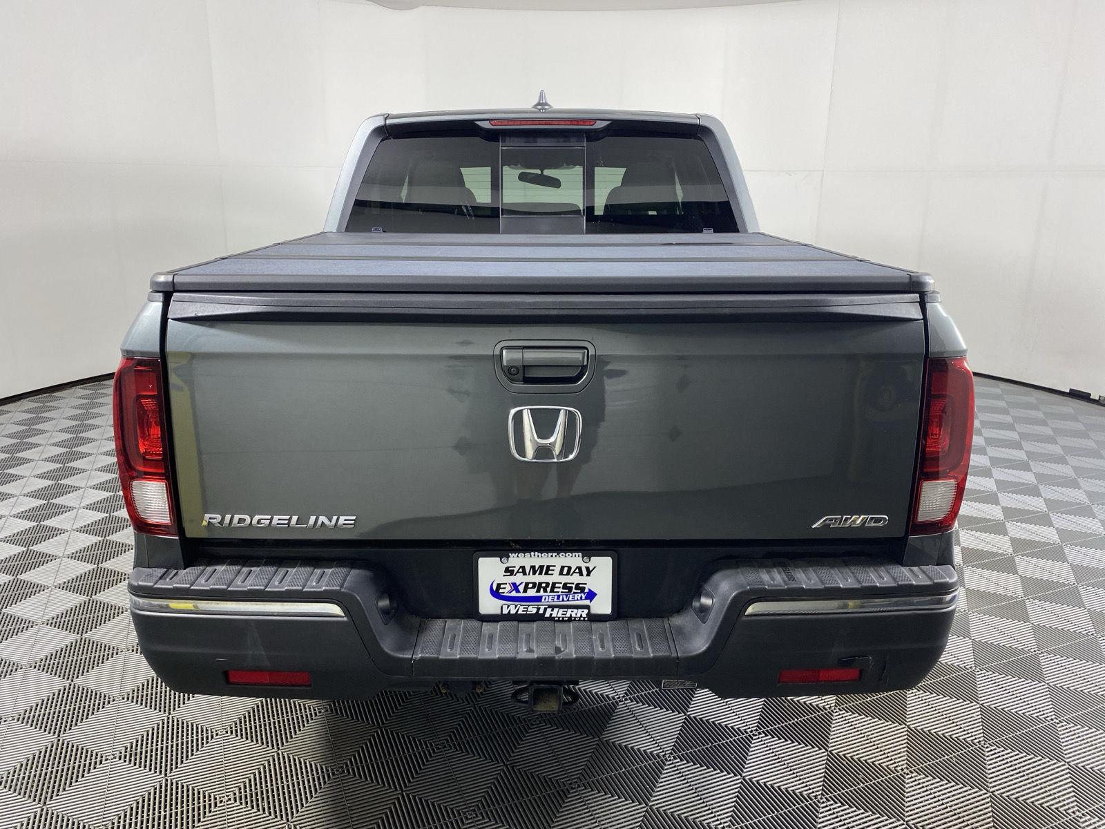 Used 2019 Forest Mist Metallic Honda RTL image 6
