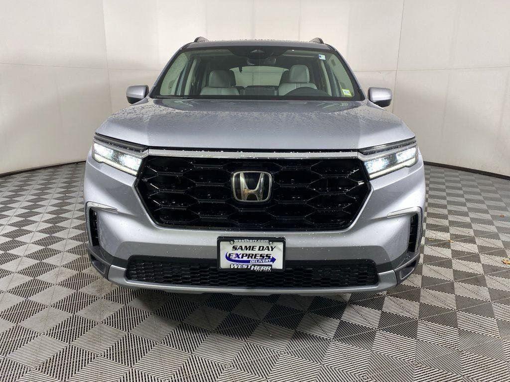 Used 2023 Lunar Silver Metallic Honda Touring image 2