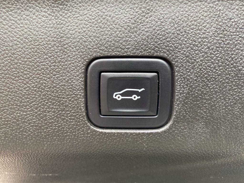 Used 2022 Pearl Chevrolet High Country image 8