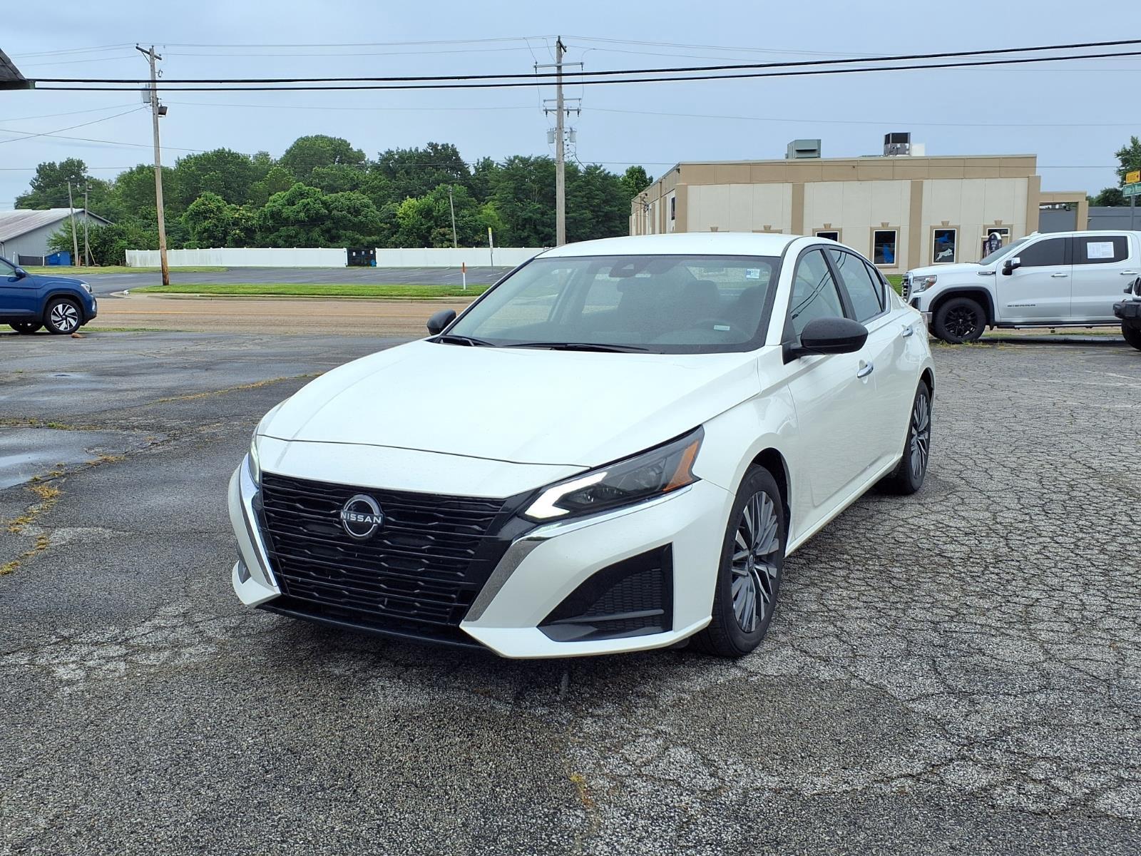 Glacier White 2025 Nissan Altima Sedan Front-Wheel Drive Continuously Variable Transmission