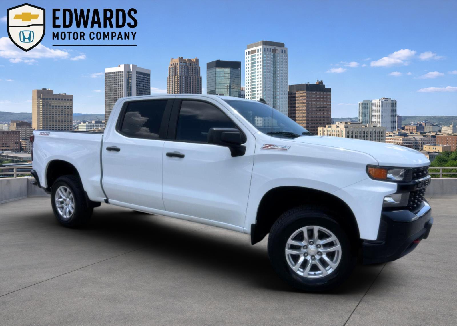 Summit White 2022 Chevrolet Silverado 1500 Custom Trail Boss Crew Cab 4WD Pickup Truck Four-Wheel Drive 8-Speed Automatic