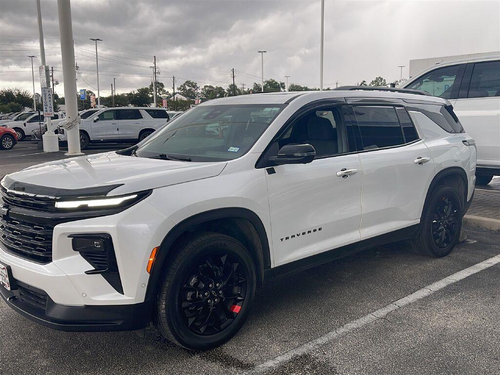 White (Iridescent Pearl Tricoat) 2024 Chevrolet Traverse SUV / Crossover Front-Wheel Drive 8-Speed Automatic