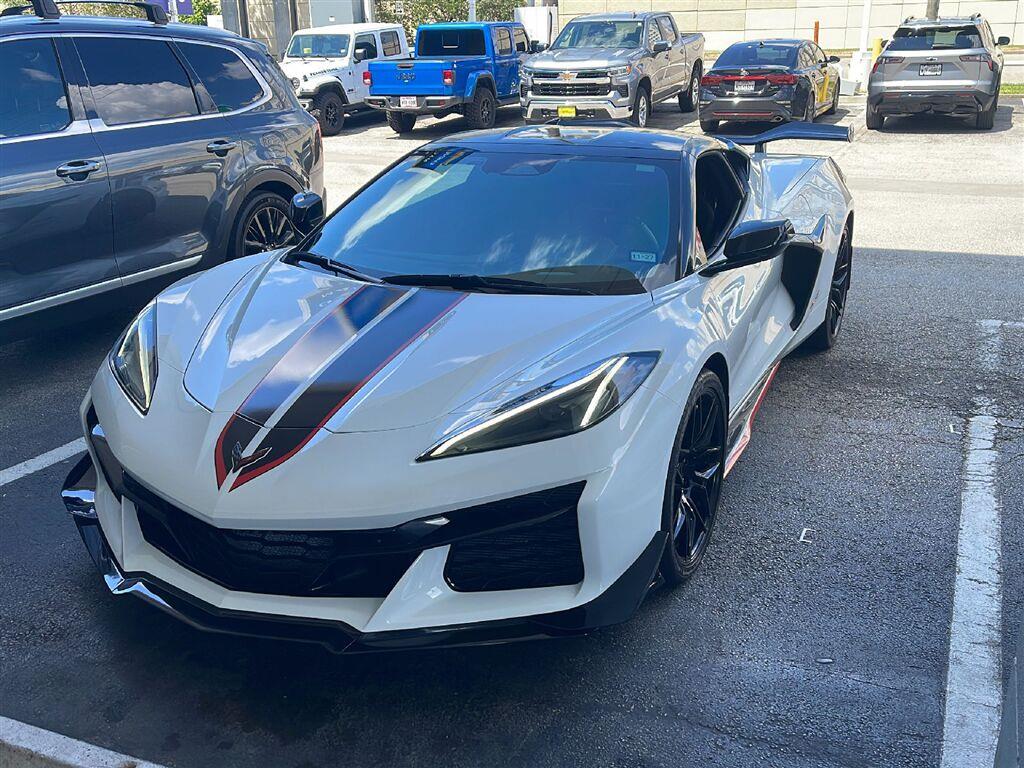 Arctic White 2025 Chevrolet Corvette Coupe Rear-Wheel Drive 8-Speed Dual Clutch
