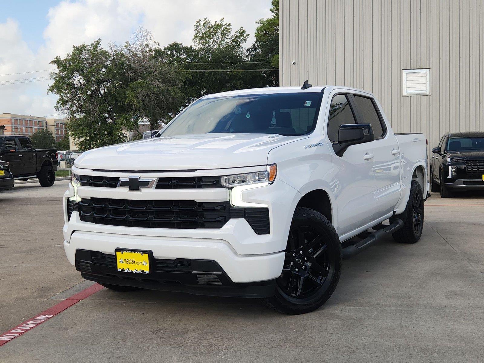 Summit White 2026 Chevrolet Silverado 1500 Pickup Truck 4X2 8-Speed Automatic