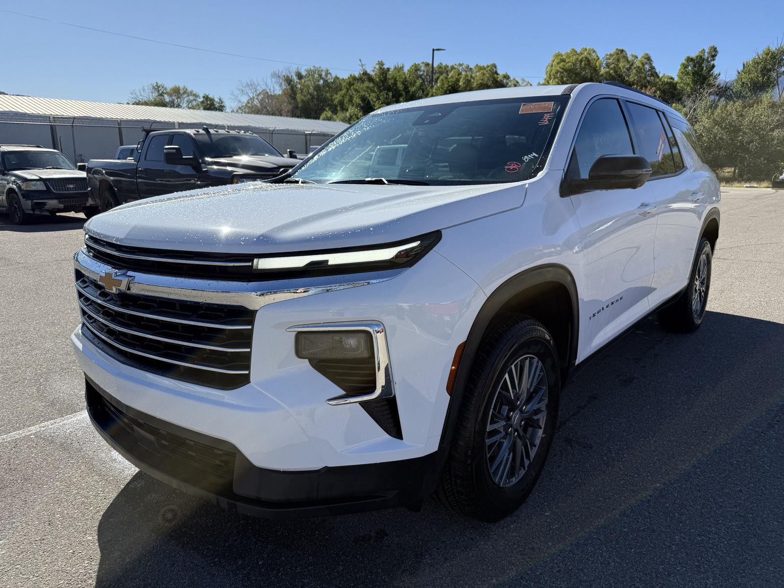 Summit White 2026 Chevrolet Traverse SUV / Crossover Four-Wheel Drive 8-Speed Automatic