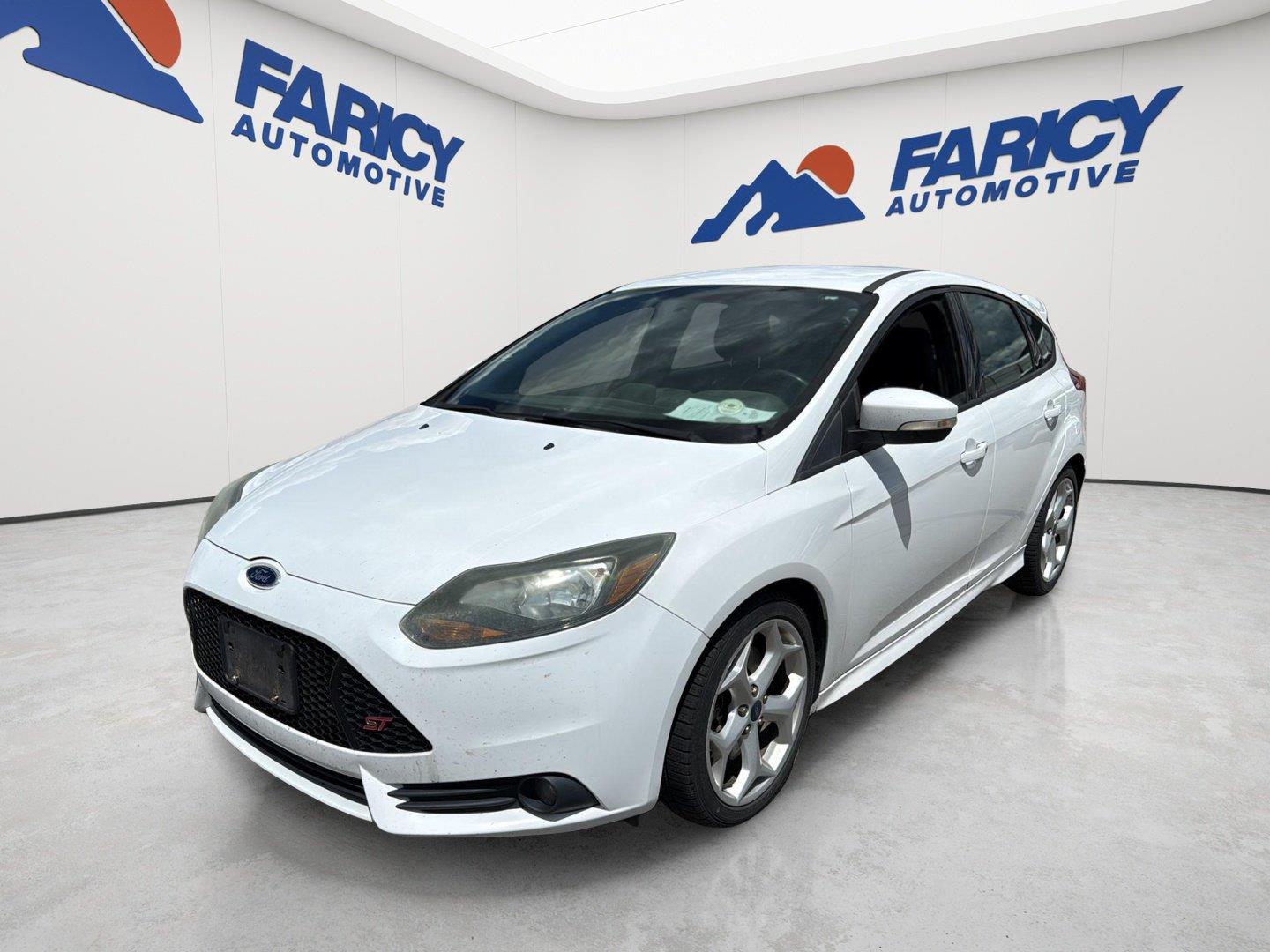 Oxford White 2014 Ford Focus Hatchback Front-Wheel Drive 6-Speed Manual