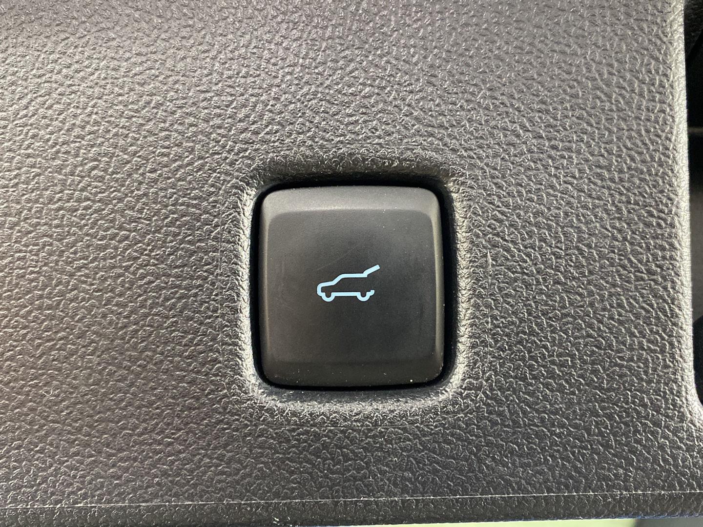 Used 2021 Blue Metallic Ford SE image 19