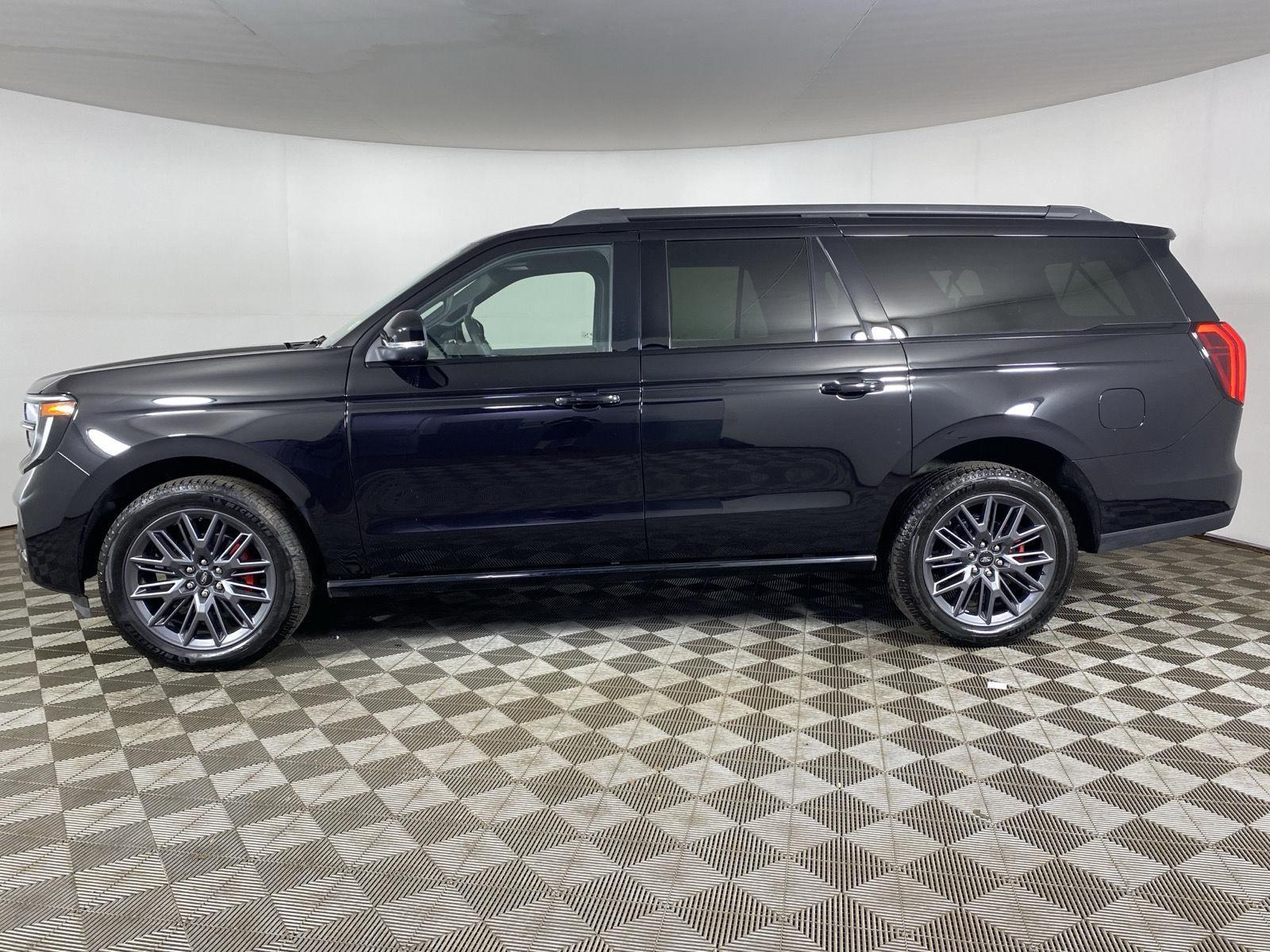 Used 2025 Black Metallic Ford Platinum image 4