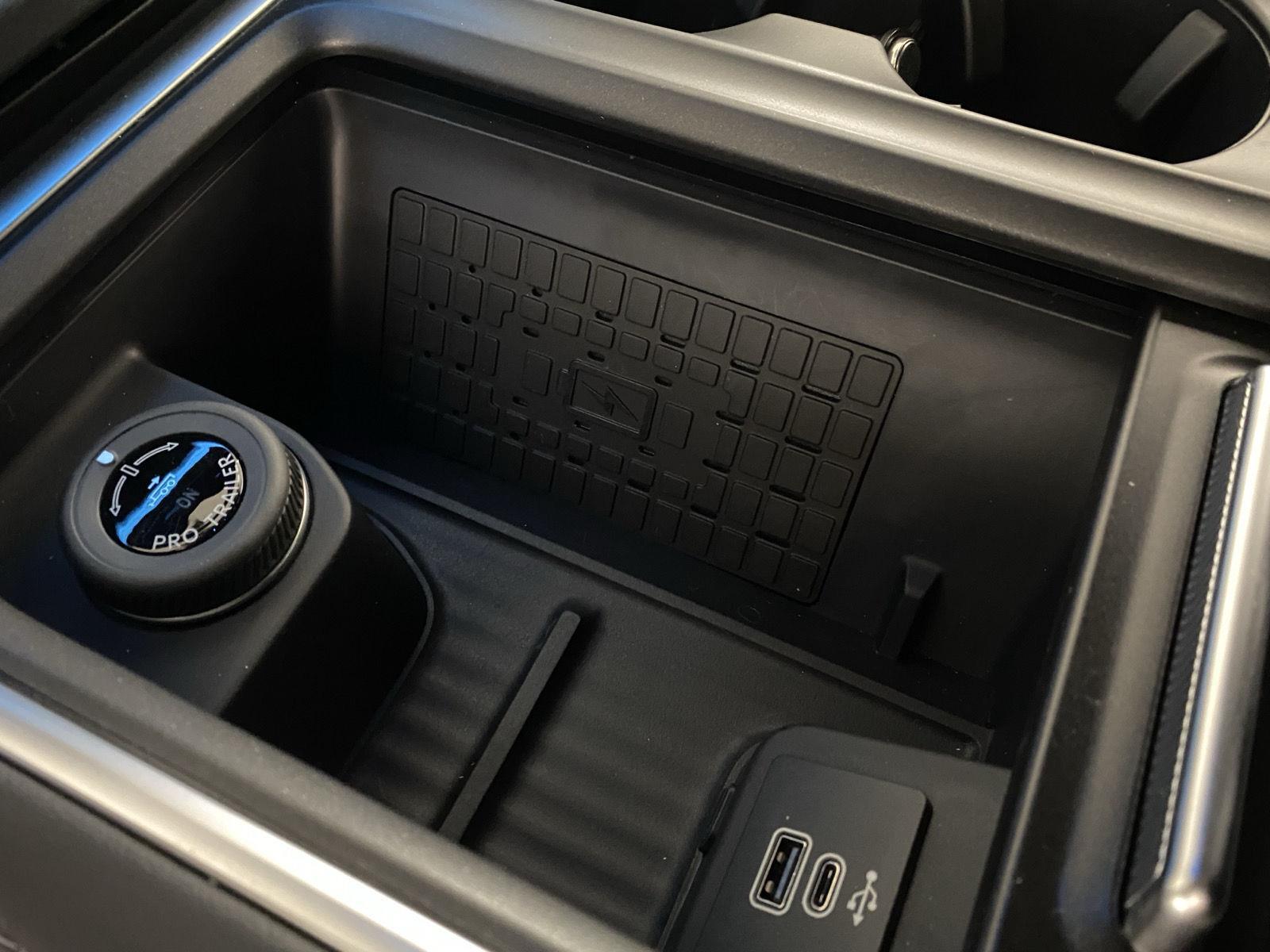 Used 2025 Black Metallic Ford Platinum image 22